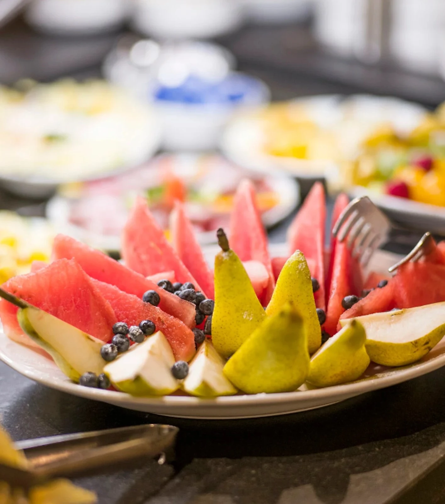Fruitschaal met peren en watermeloen voor ontbijt Hotel Zillertal